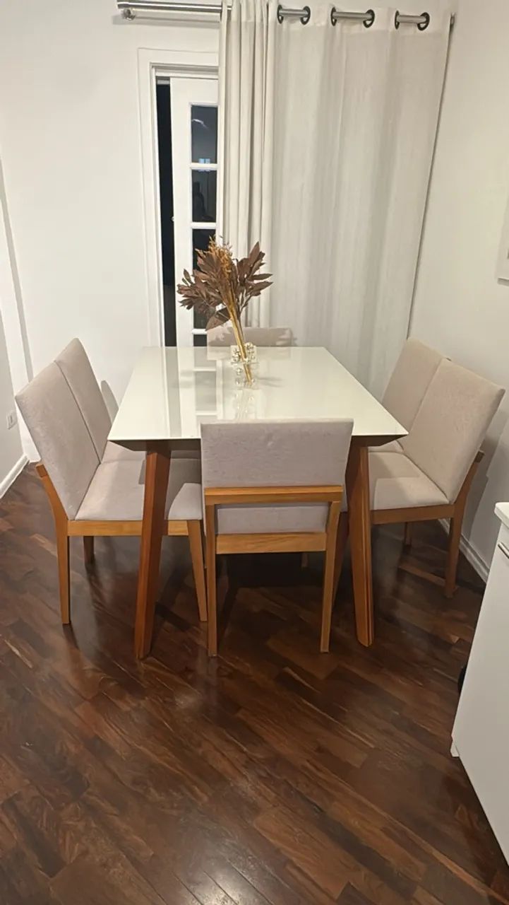 Mesa com 6 lugares e 6 cadeiras 