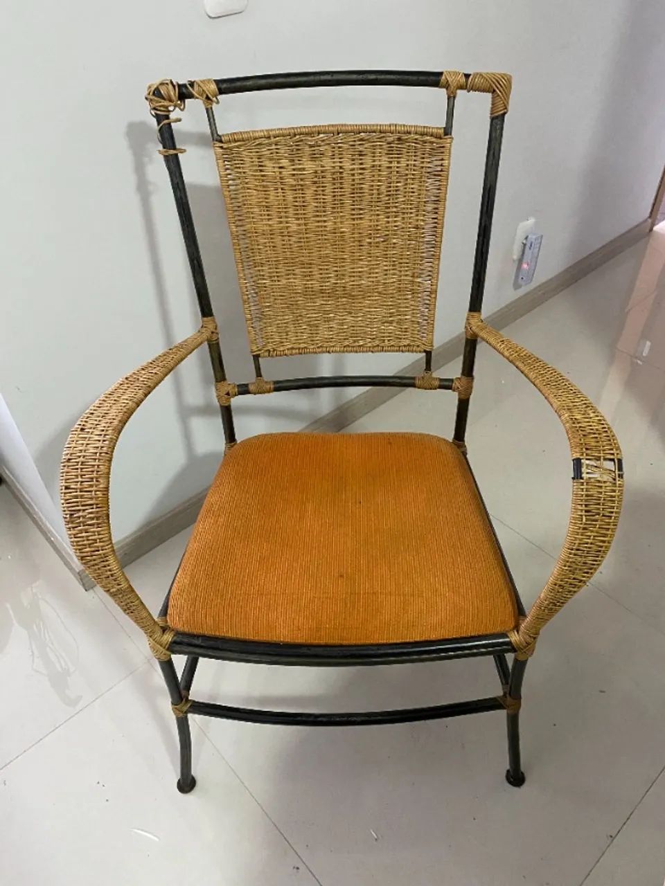 Cadeira de Ferro e Vime com Braços - Assento Estofado - Estilo Retrô - Foto 2