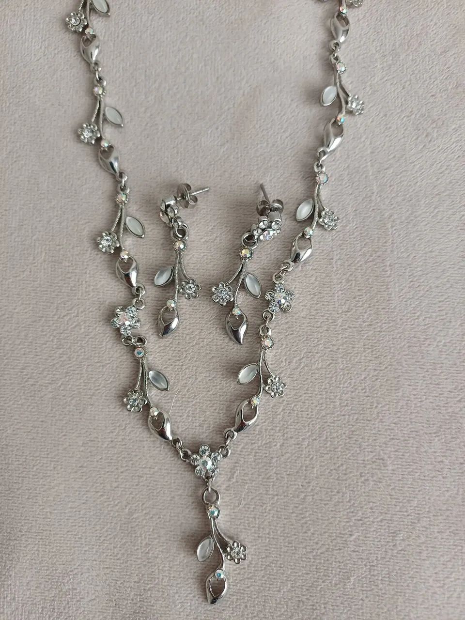 Conjunto colar e brincos prateados com strass - Foto 5