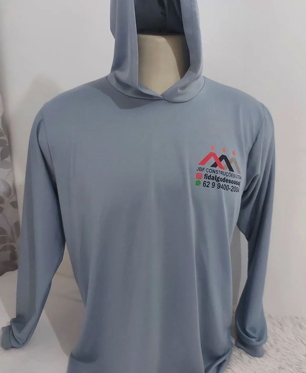 Camiseta com capuz para uniformes 