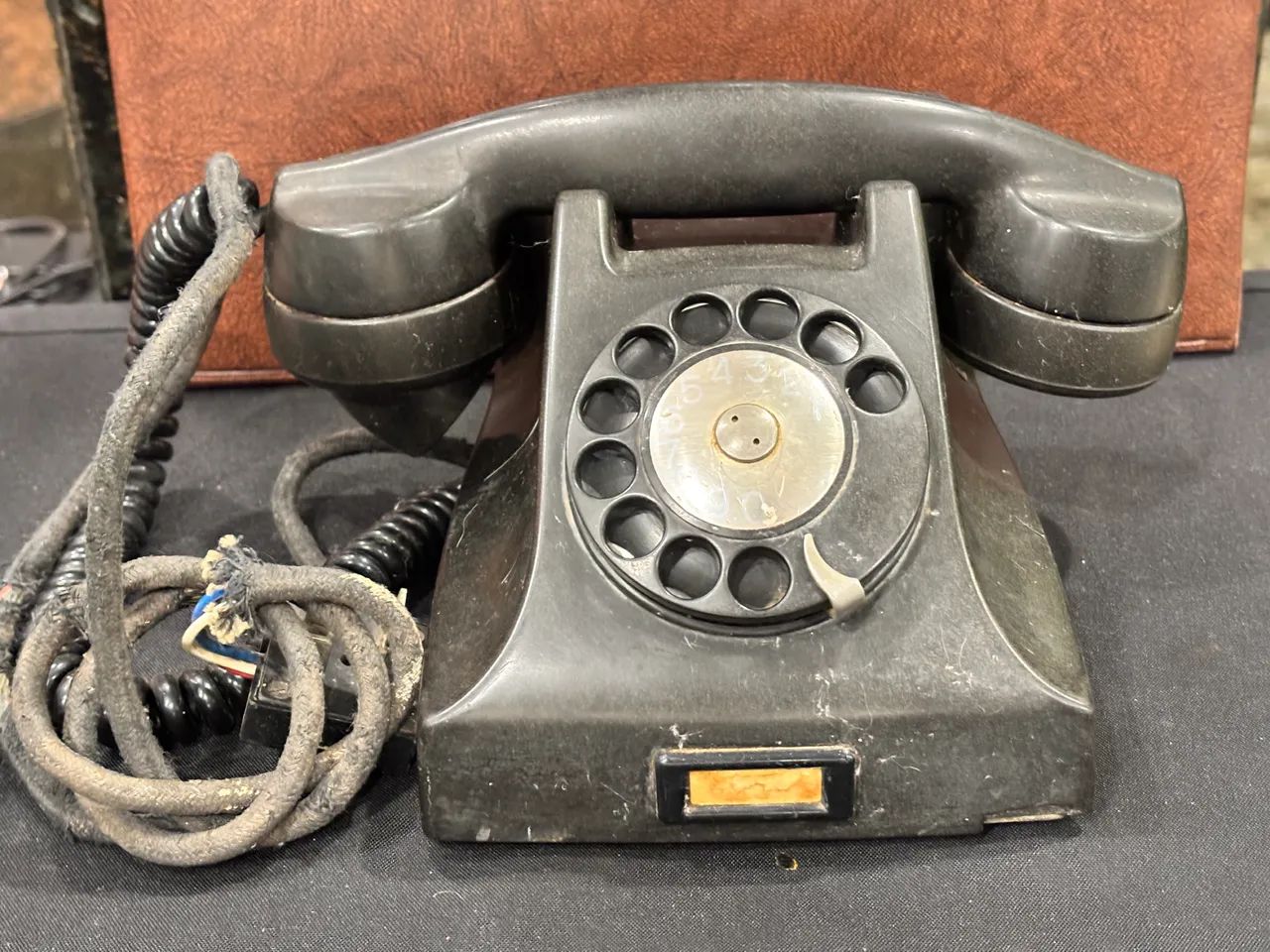 Antigo telefone preto modelo 