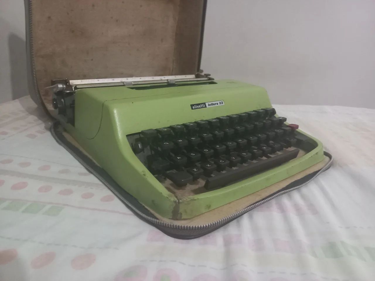 Máquina de escrever Olivetti Lettera 3264985871465603122