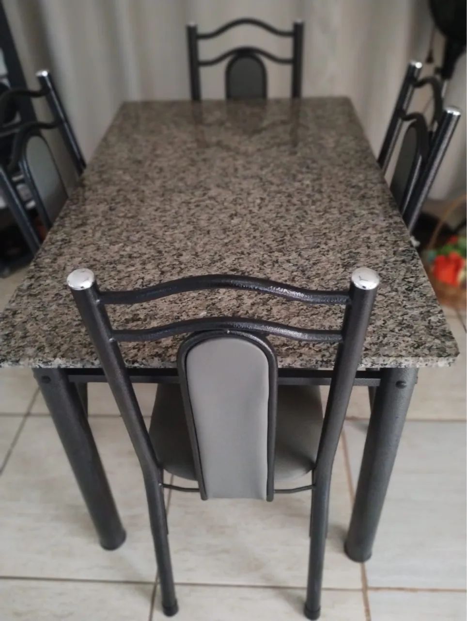 Mesa de mármore com 4 cadeiras - Foto 2