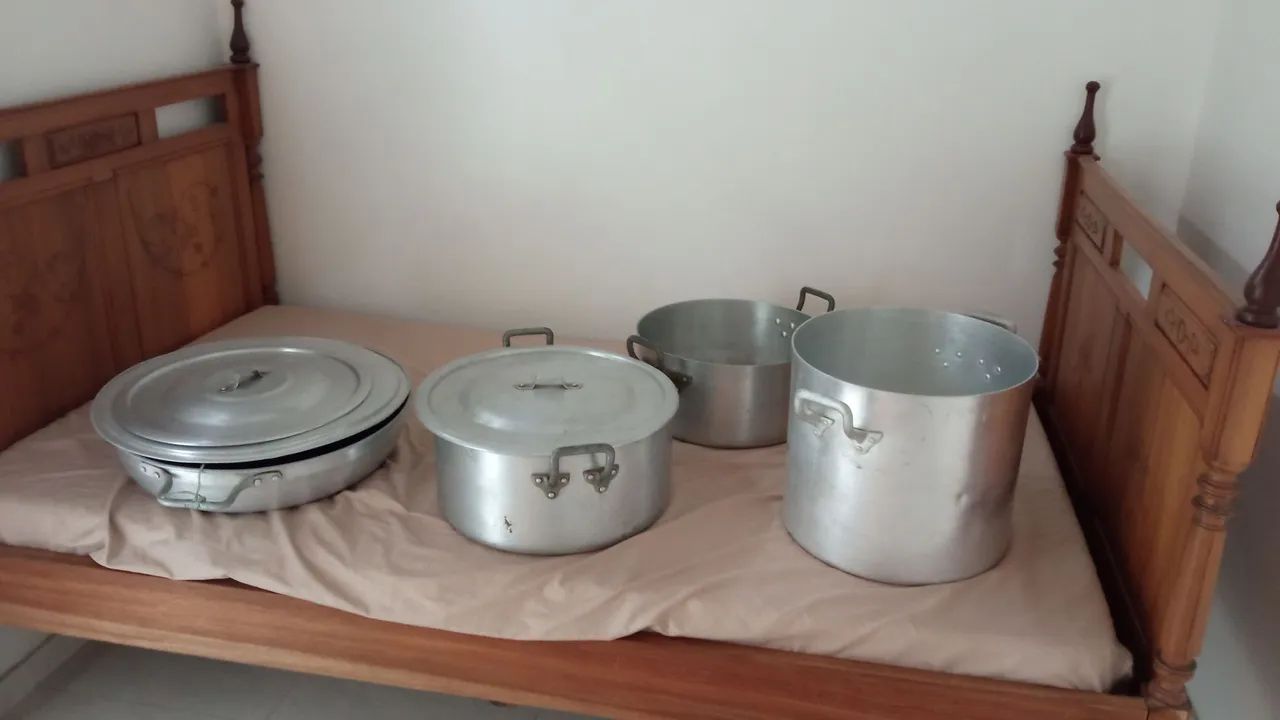 Vendo panelas industrial, alumínio de ótima qualidade.