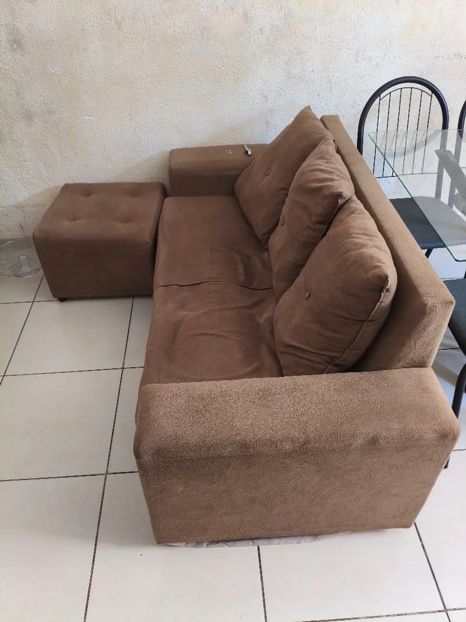 Sofá marrom usado + 3 almofadas + pufe ? R$ 200