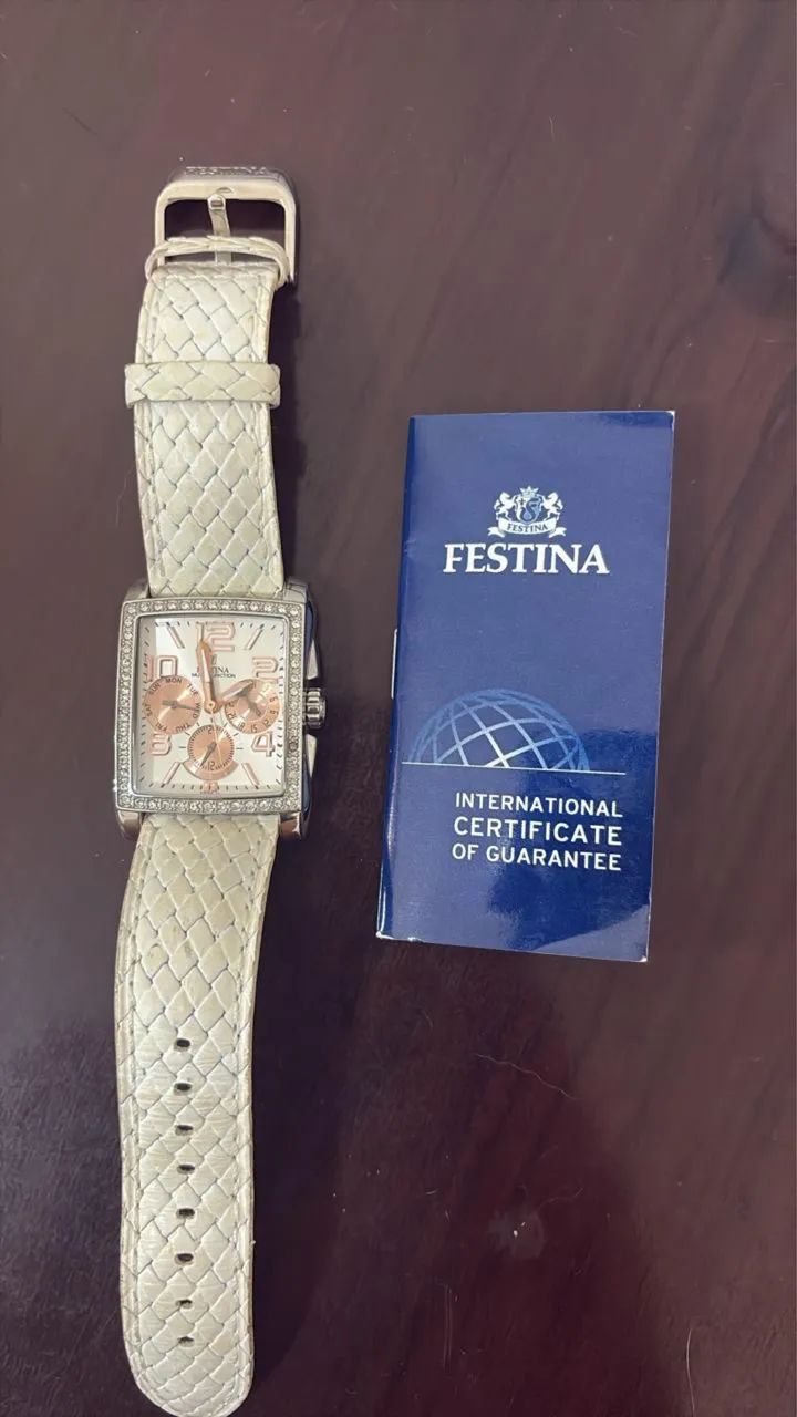 relógio Festina feminino com caixa quadrada de aço e cristais, e pulseira de couro branco - Foto 2