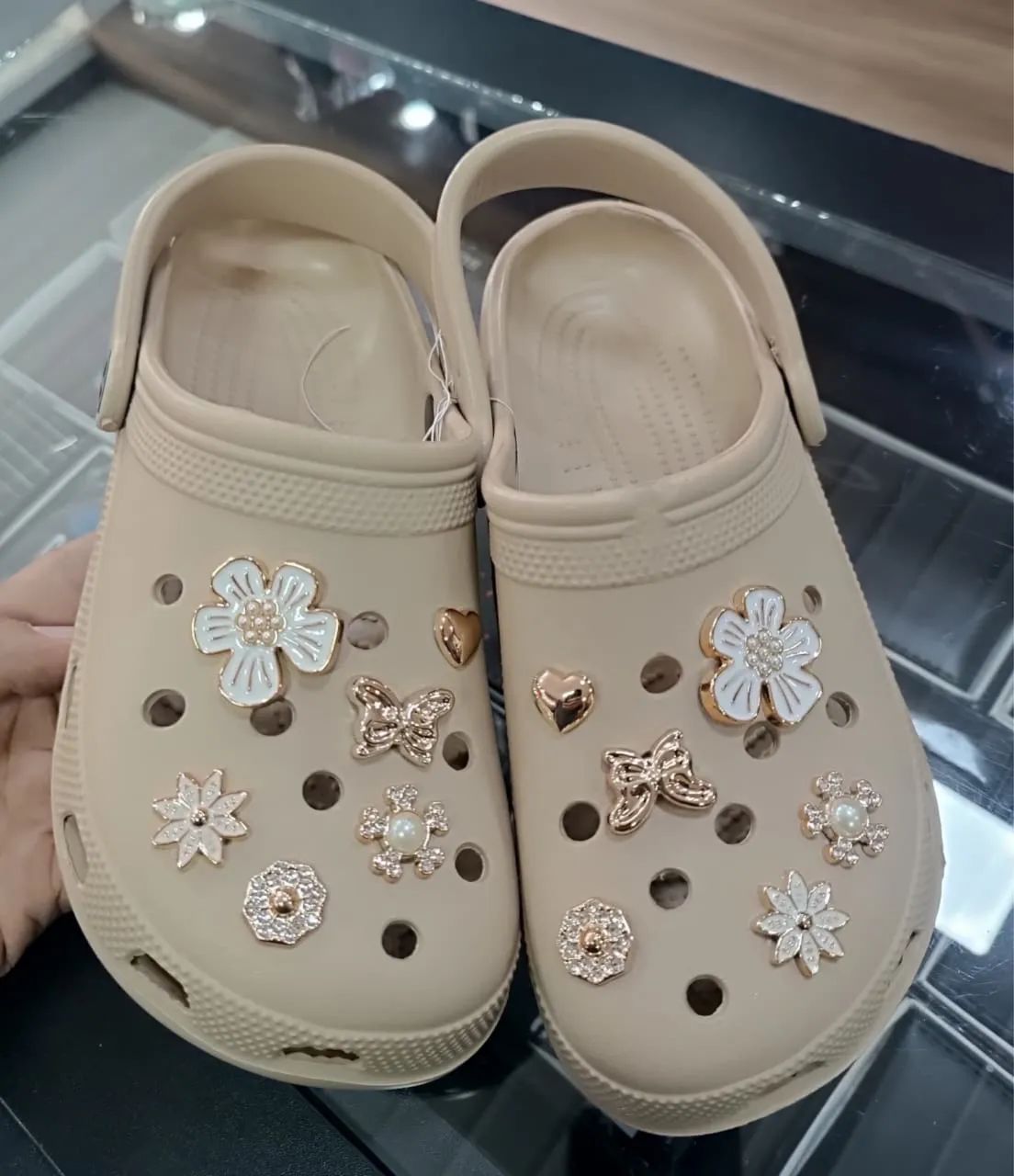 CROCS EVA COM BOTONS  - Foto 2