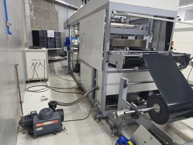 MÁQUINA VACUUM FORMING AUTOMÁTICA  - ALTA PRODUÇÃO - ANO 2023 - EMBALAGENS - Foto 4