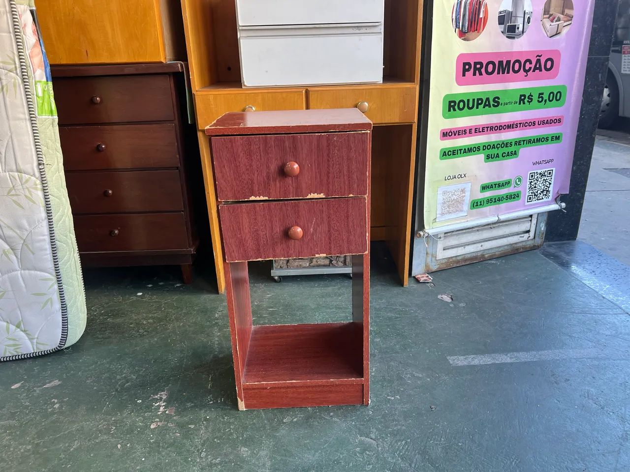 Mesa de Cabeceira com 2 Gavetas