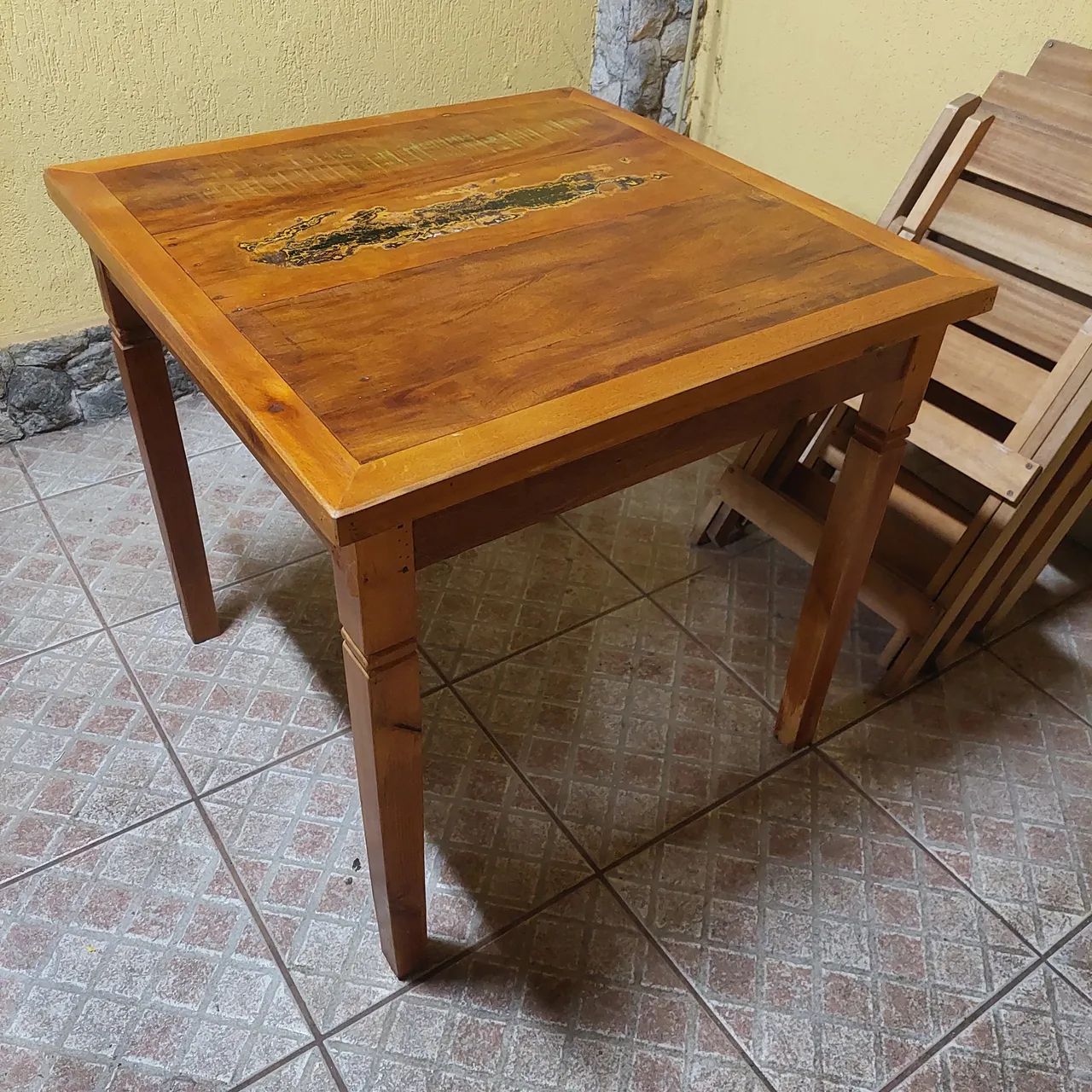 Mesa de madeira rústica envernizada 80x80cm