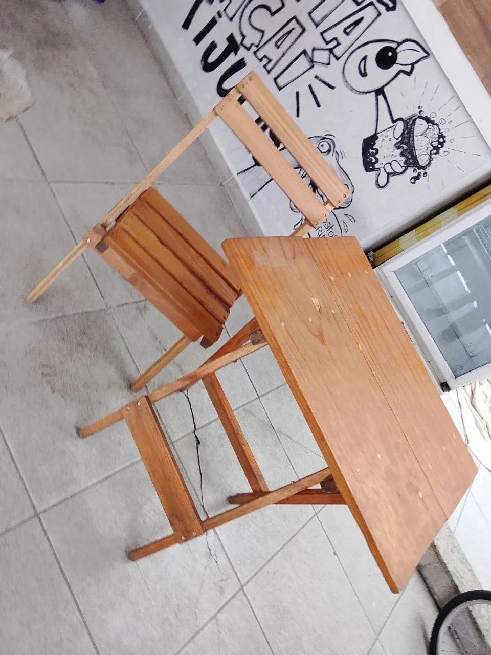 Mesa e cadeiras de madeira - Foto 3