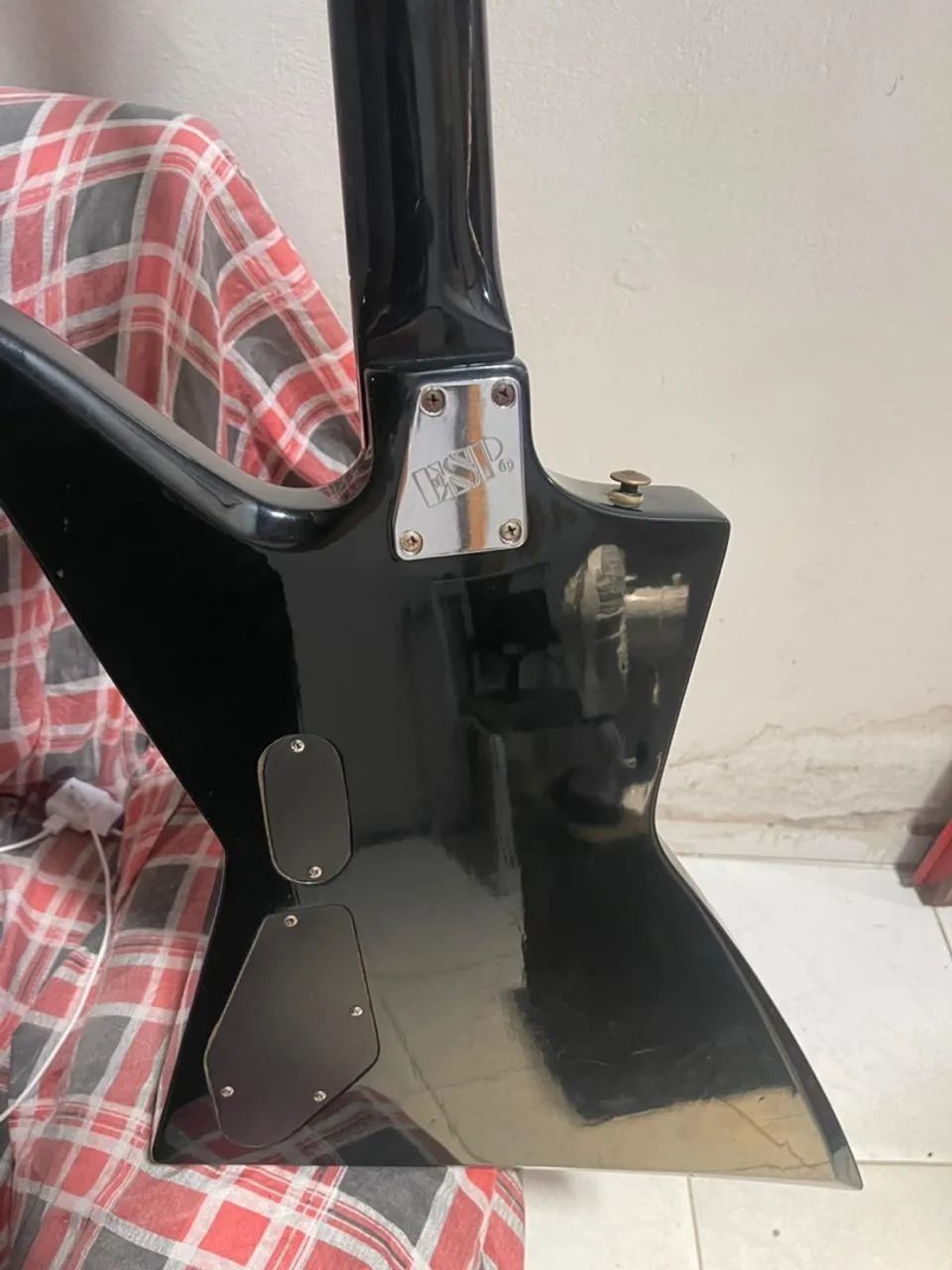     ESP LTD EX-104 Explorer Bass + Case Rígido - Foto 4