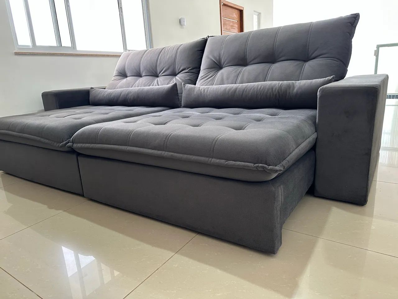 Sofá retrátil 4 lugares. Muito espaçoso e confortável! - Foto 3