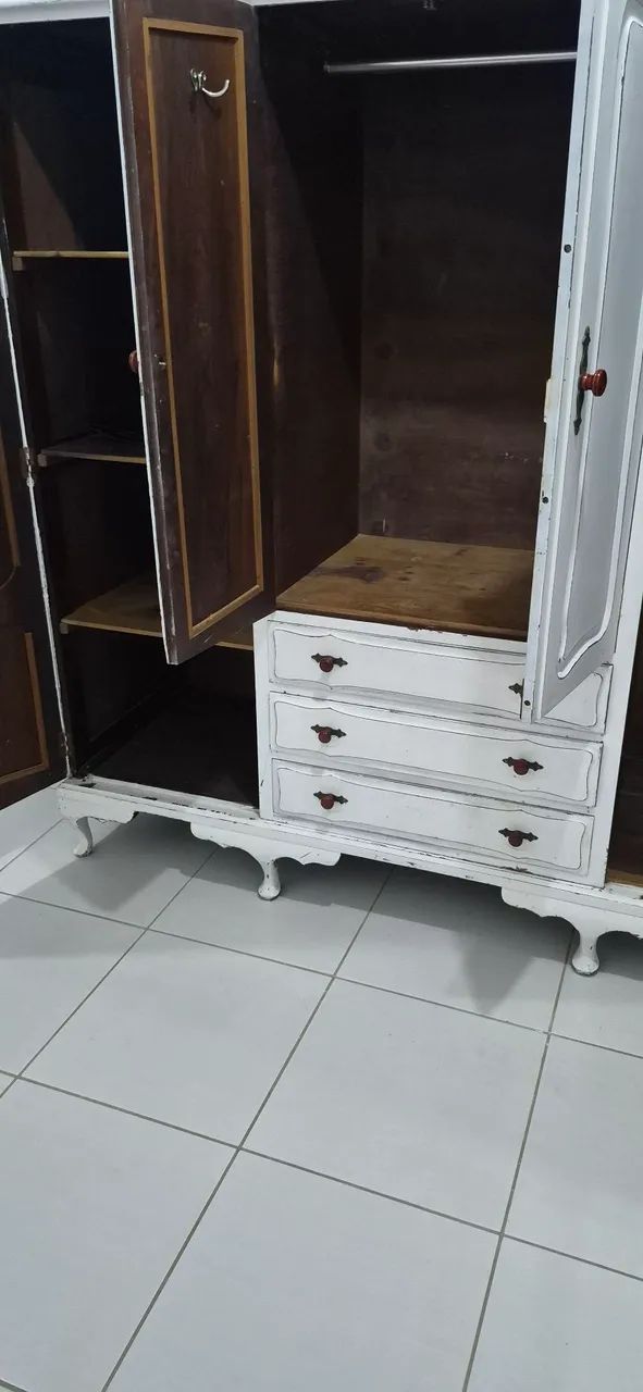 Guarda-roupa antigo de madeira maciça sem cupim - Foto 4