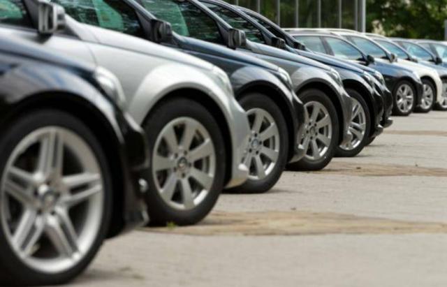 Carros de várias marcas e modelos