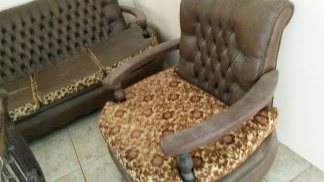 Mesa de jantar e conjunto de sofás antigo - Foto 3