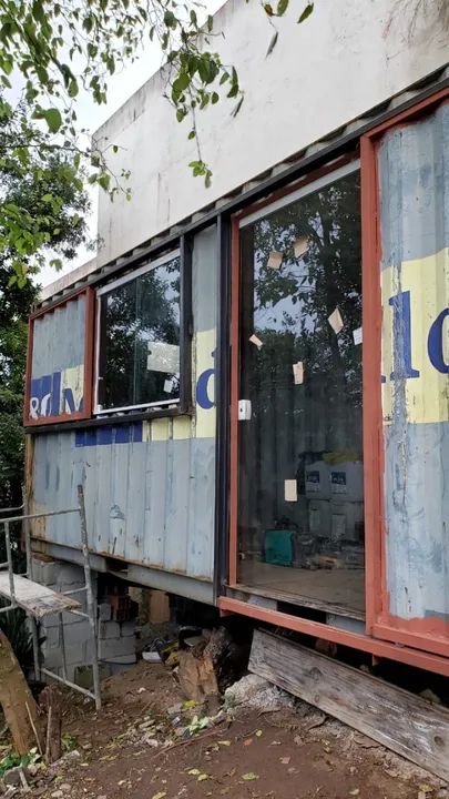 CONTAINER MARÍTIMO DE 6 METROS COM PORTA E JANELAS.