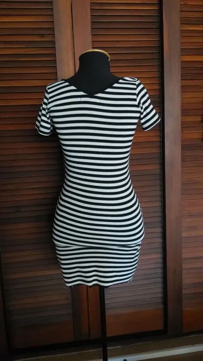 Vestido listrado preto e branco Youcom - Foto 2