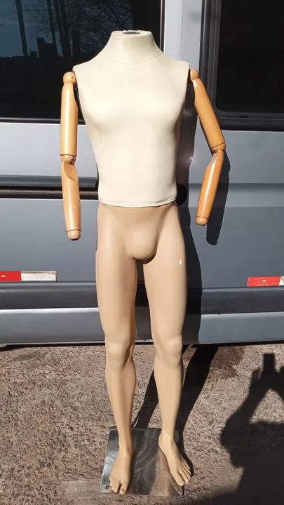 Manequim masculino braço madeira 