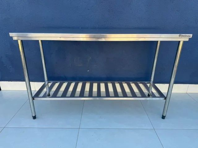 Bancada com paneleiro gradeado Inox.