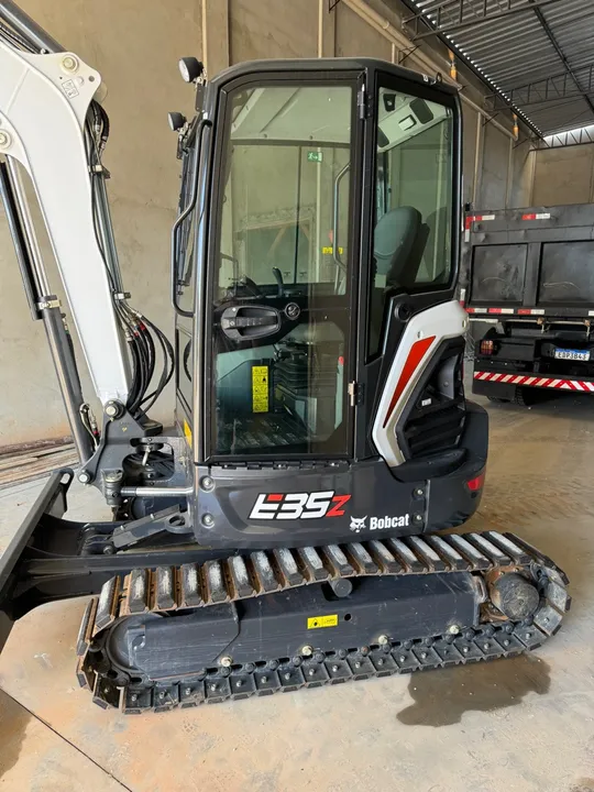 Mini escavadeira BOB CAT E 35 z ano 2022 com apenas 58 horas de uso .
