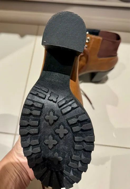 Botas de cano curto marrom - Foto 4