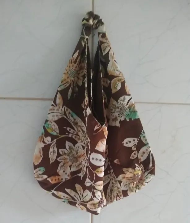 Bolsa bordada de tecido