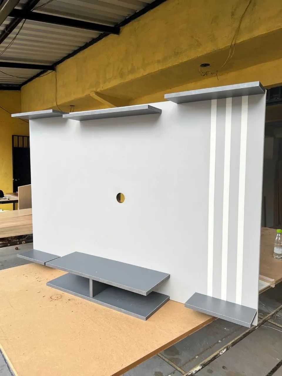 Painel para TV Moderno com Prateleiras