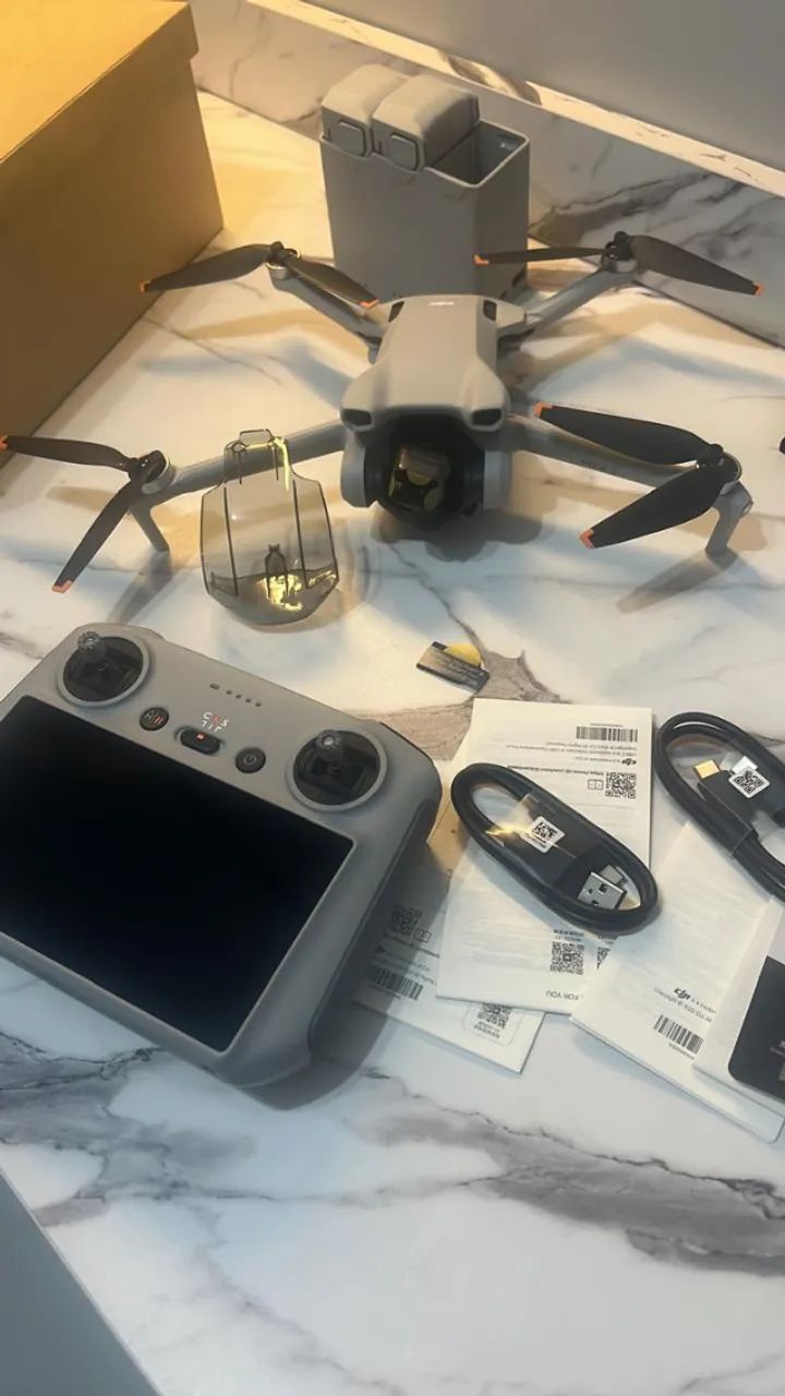 DJI Mini 3 with screen remote controller and Combo Plus (3 batteries with 8 cycles)64308895202051122