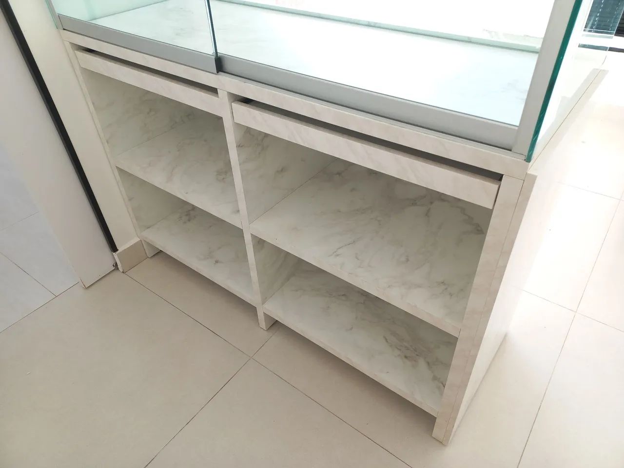 Balcão MDF marmorizado e vitrine em vidro temperado - Foto 3