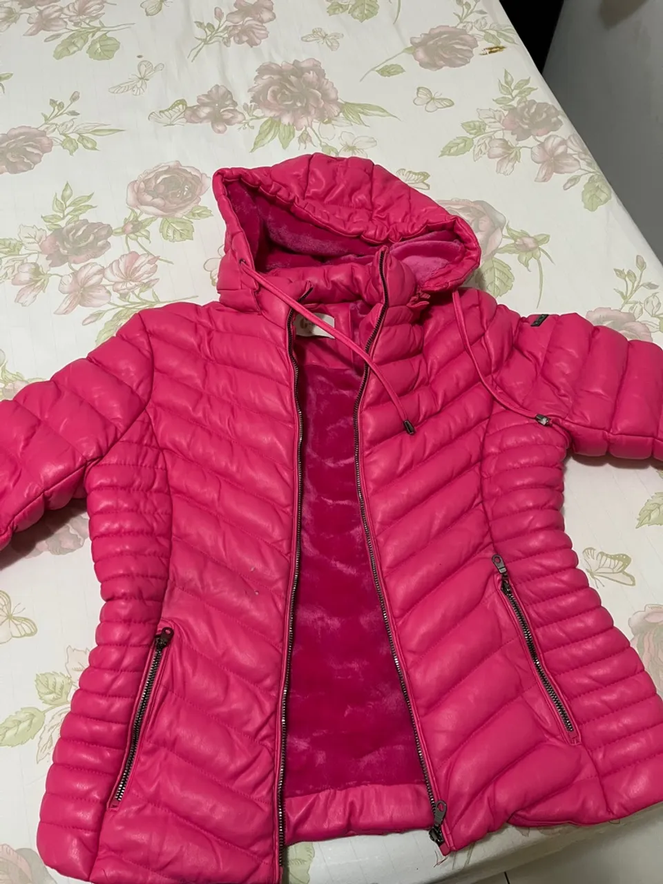 Jaqueta Rosa com Capuz - Conforto e Estilo!