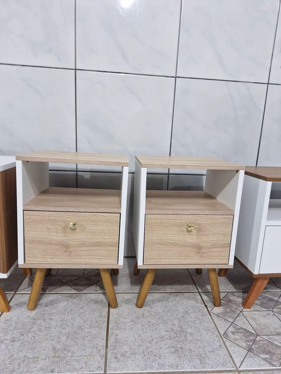 2 Criados Mudos Brancos com Detalhes em Mdf madeirado  - Foto 2