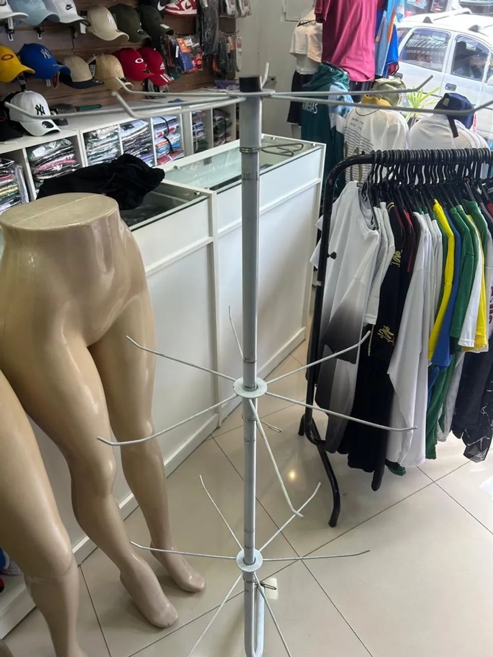 Expositor de roupas giratório