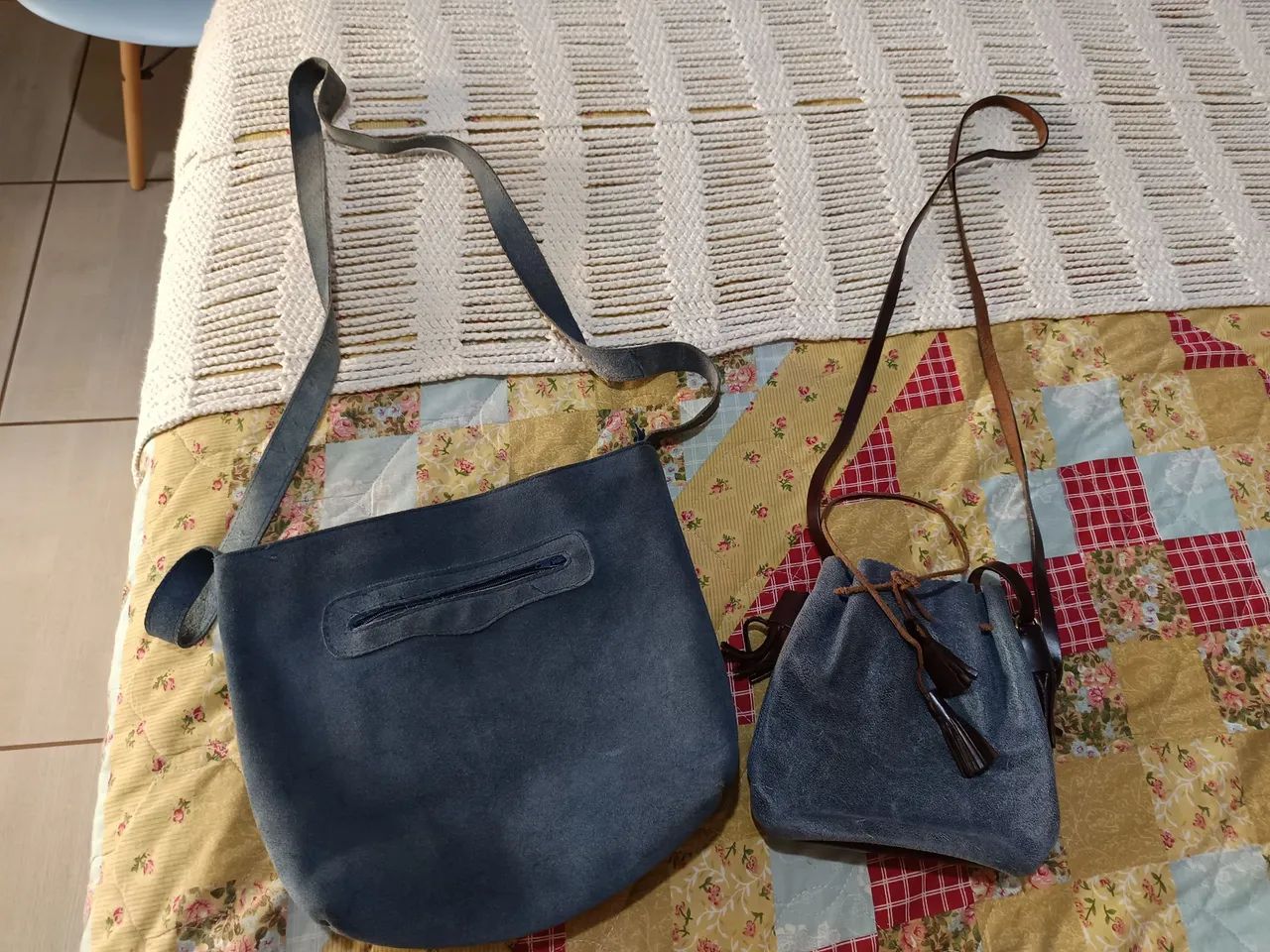 Duas bolsas de couro, camurça azul 