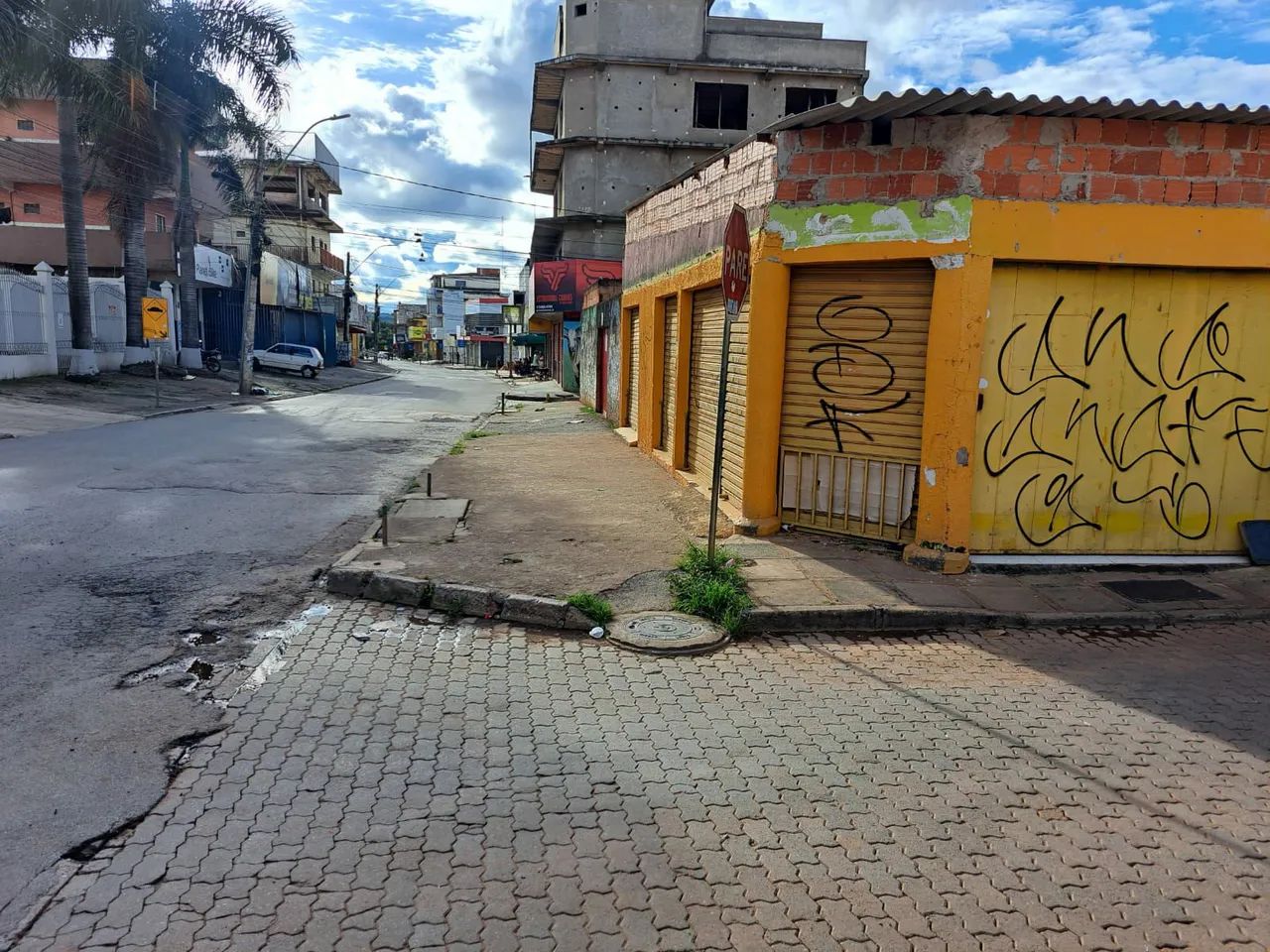 Casa de esquina na estrutural bom para comércio 