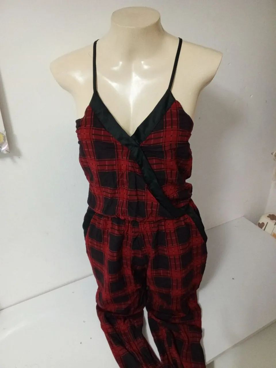 Macacão Xadrez Vermelho e Preto