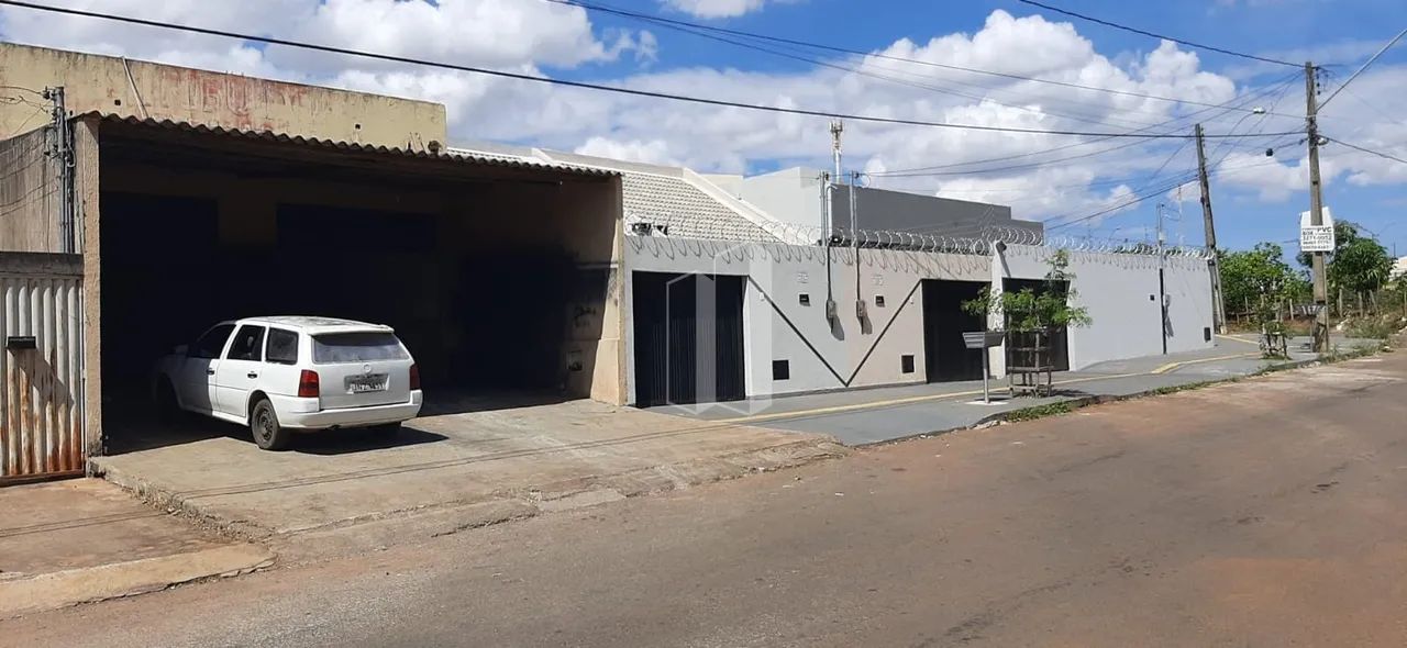 Galpão comercial com mais dois imóveis no lote no Residencial Santa Fé - Foto 4