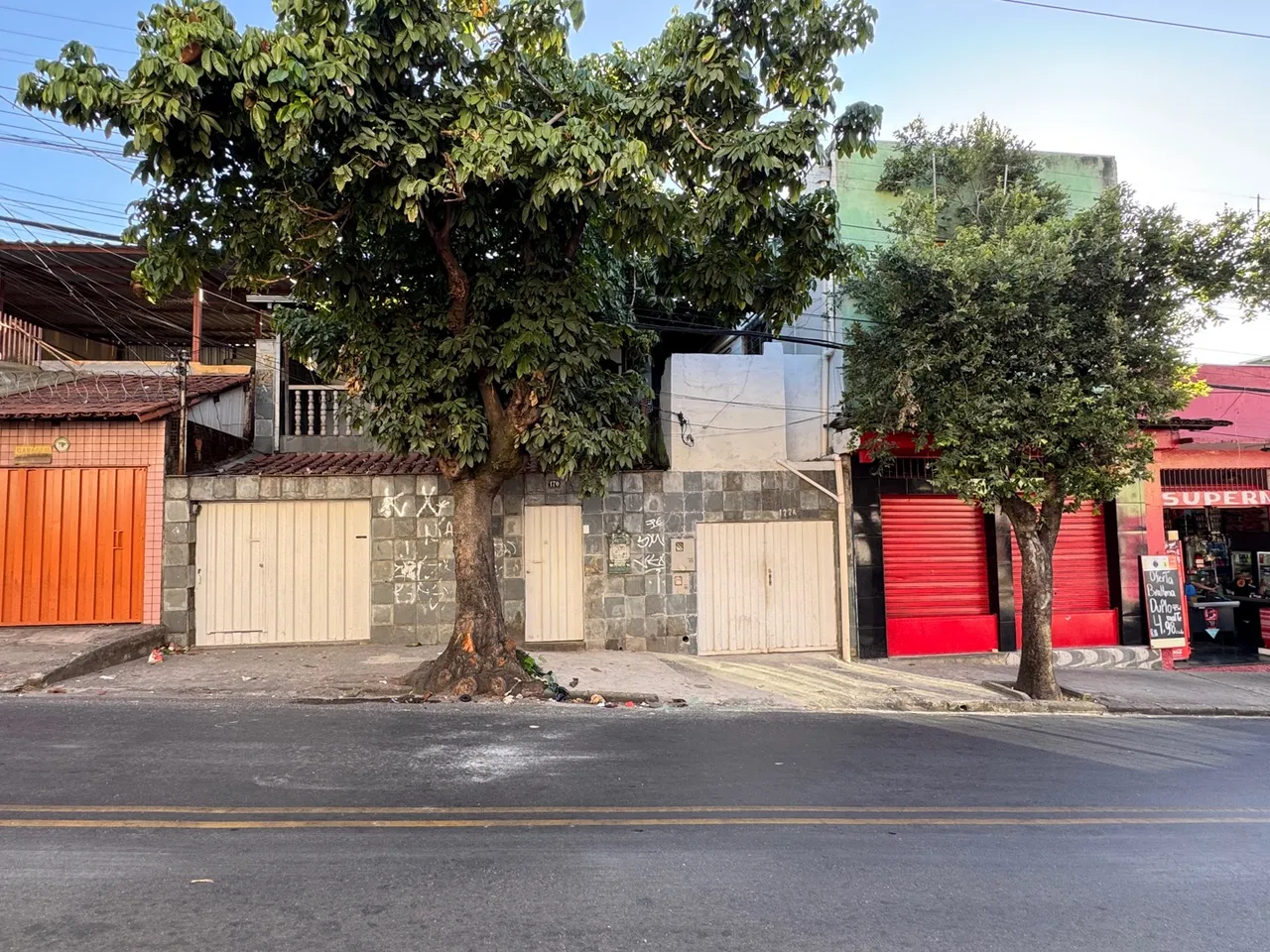 Duas CASAS  uma LOJA E SOBRELOJA e um BARRACÃO ! Oportunidade 