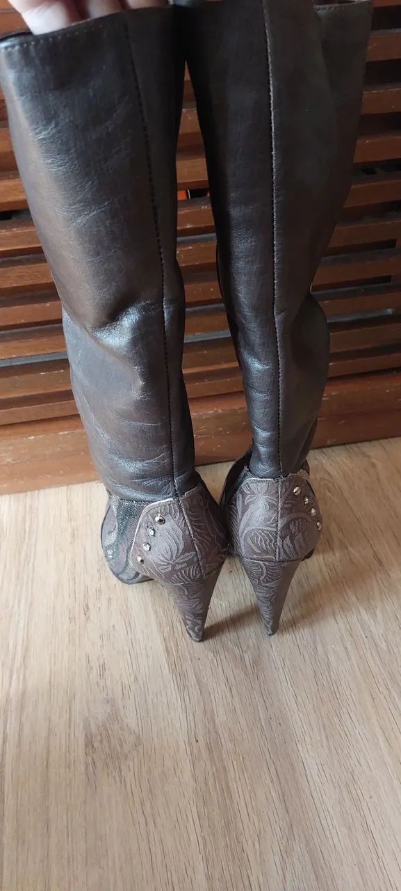 Botas Femininas Marrons com Salto e Detalhes - Foto 4