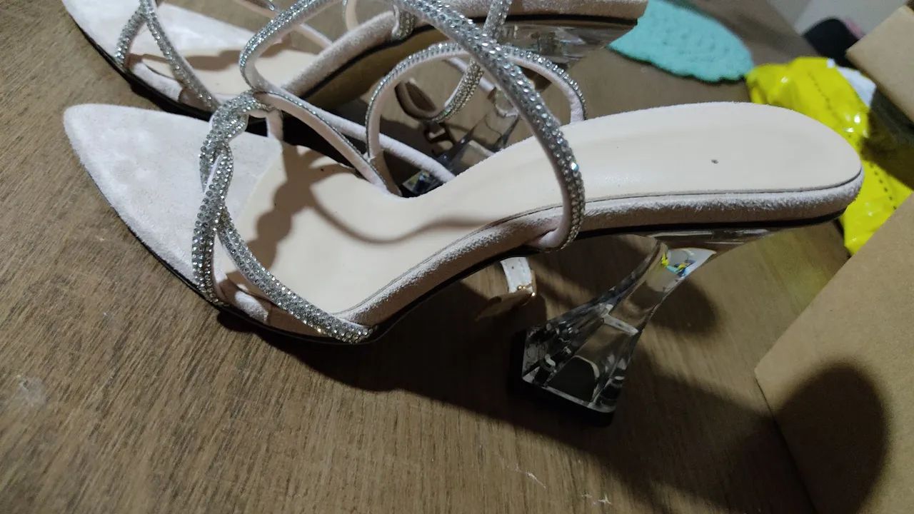 Sandália de salto alto transparente com detalhes em strass - Foto 4