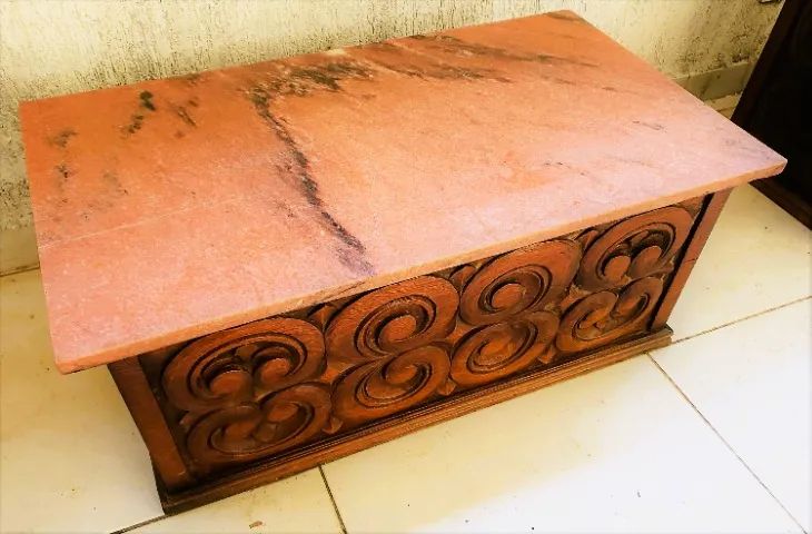 Conjunto Mesa Centro e mesas Laterais madeira esculpida com acantos Tampo mármore vermelho - Foto 4