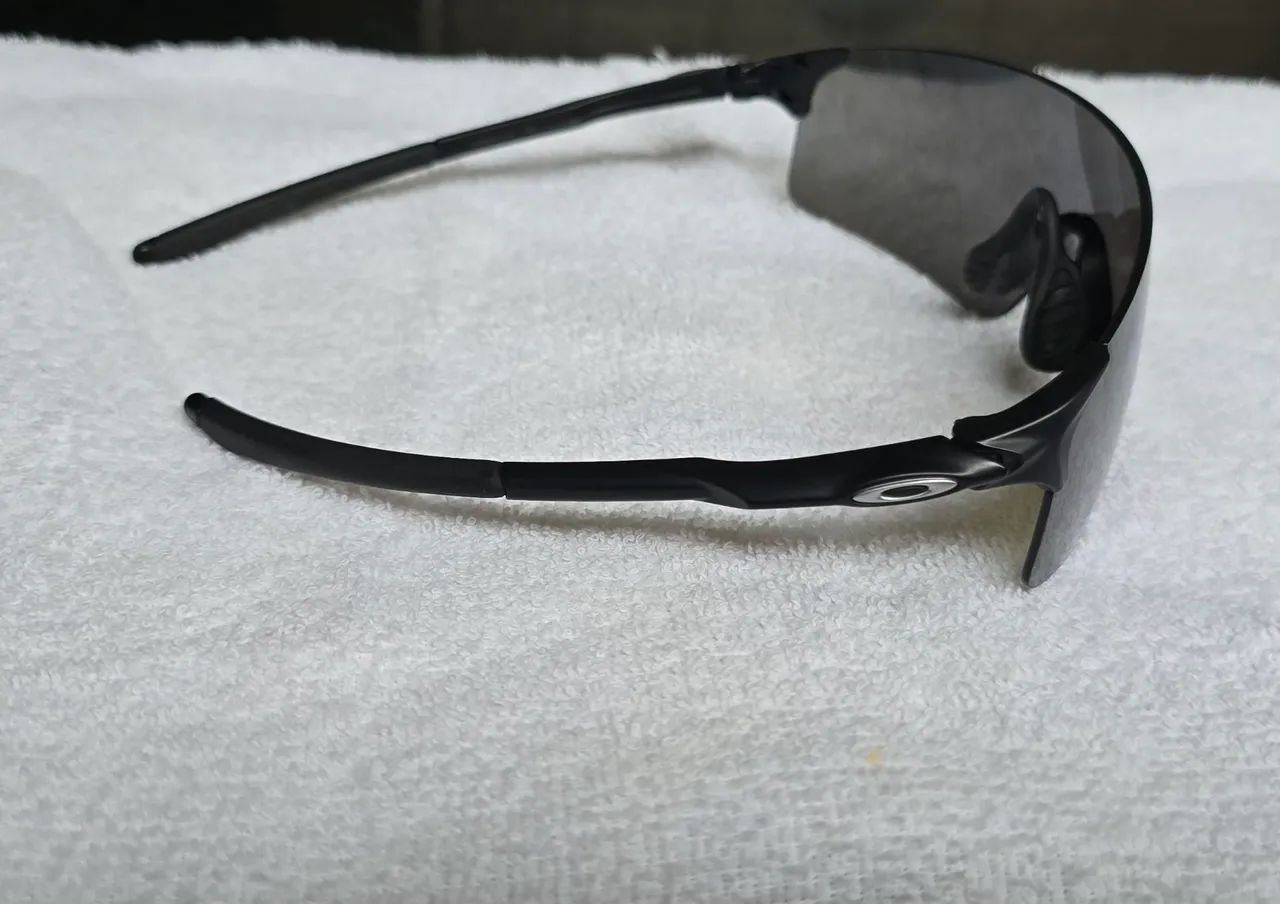 Óculos de Sol Oakley com case - Foto 3