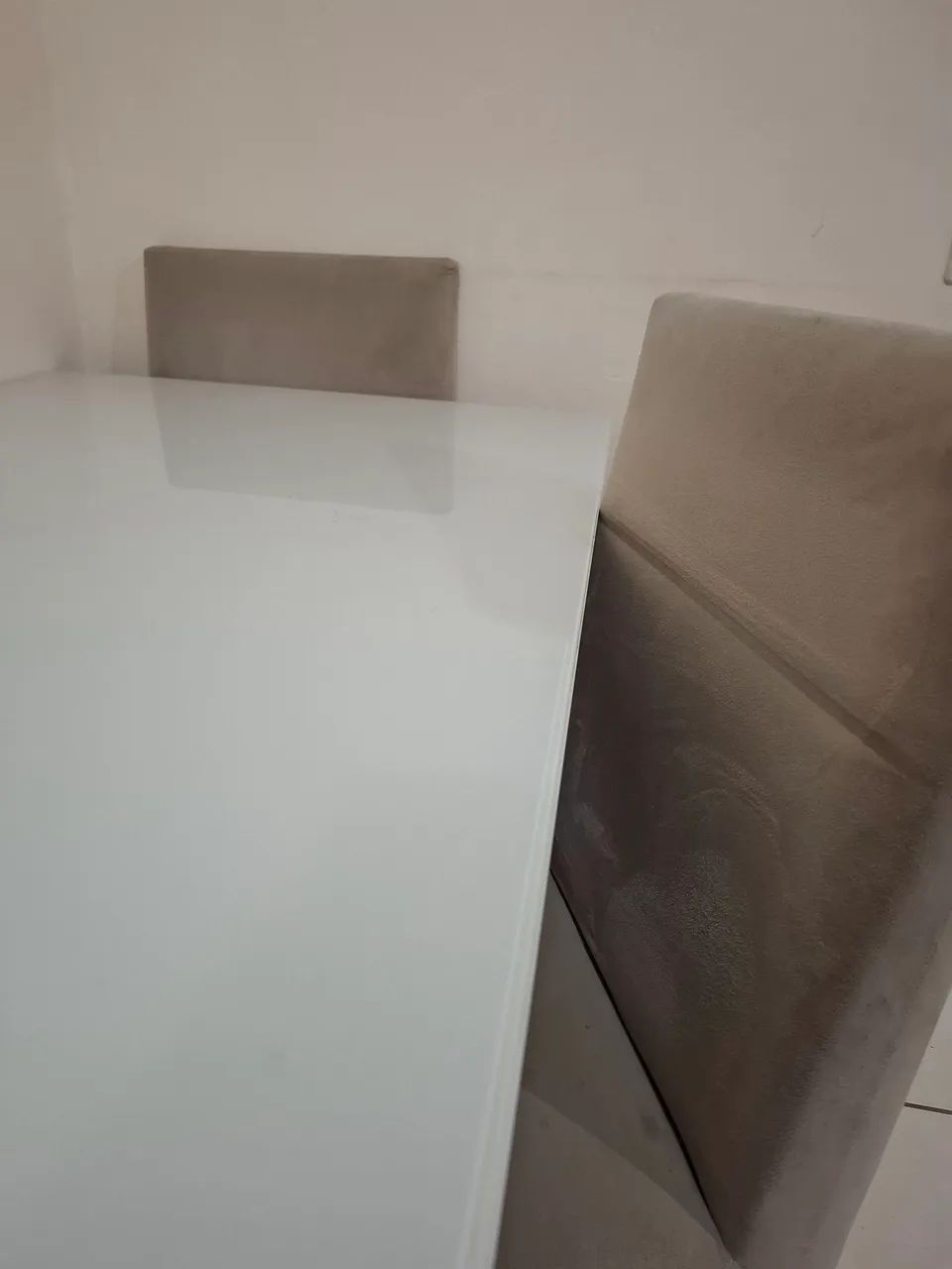 Mesa de jantar em madeira com tampo de vidro - Foto 3