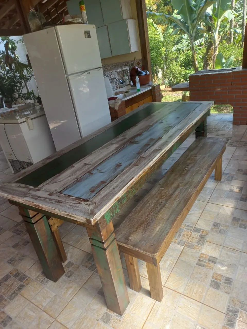 Mesa de jantar rústica com bancos