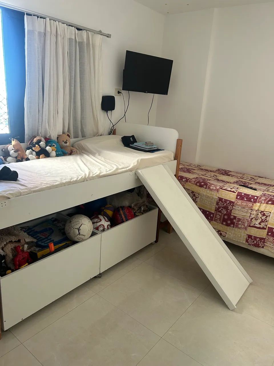 Cama com escorregador 