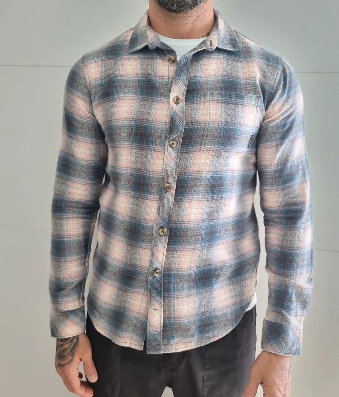 Camisa Billabong xadrez azul e rosa - tamanho P - Foto 2