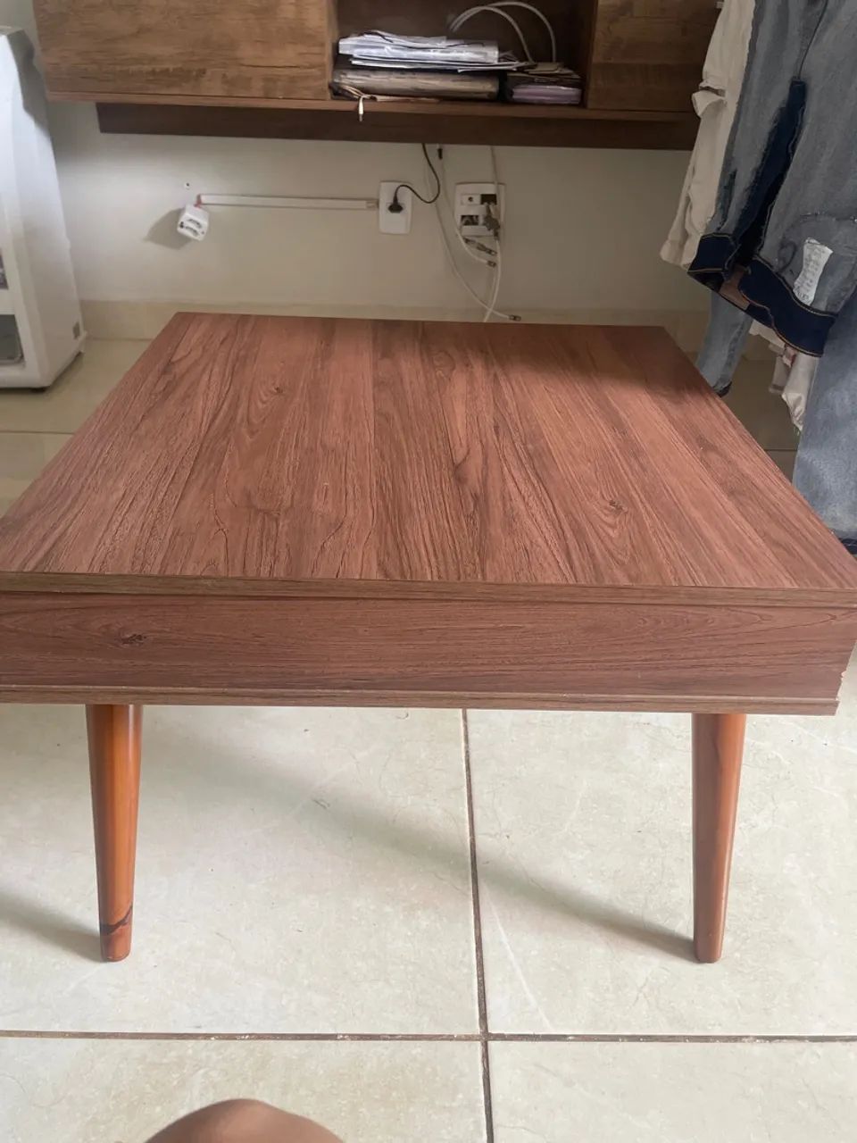 mesa de centro com gaveta, muito bem conservada 