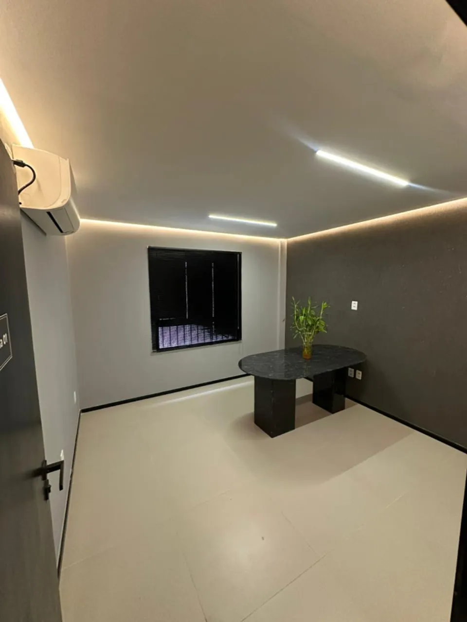 Sala comercial no delta do Tirol