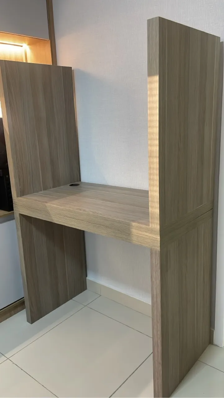 Mesa de escritório com design moderno