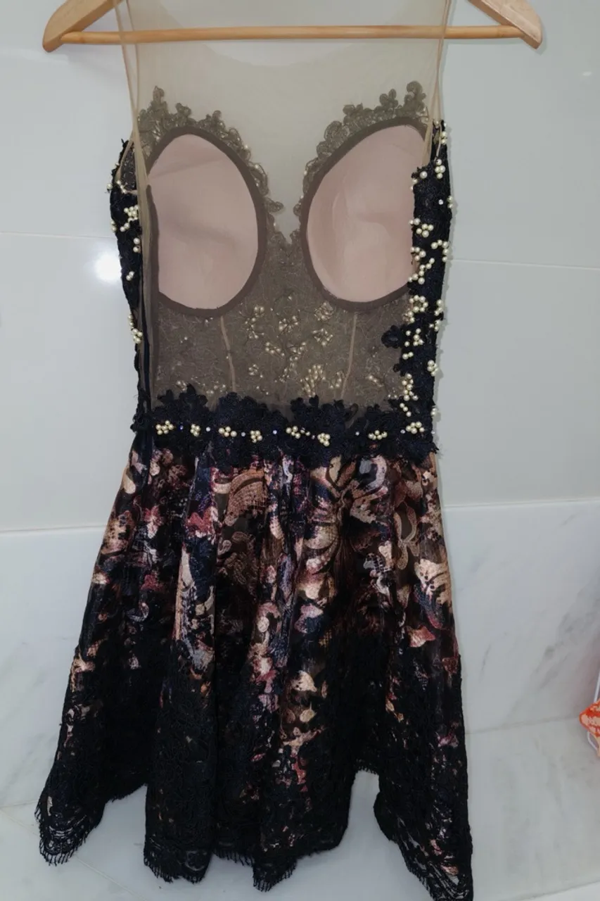 Vestido de festa com detalhes em renda e pérolas